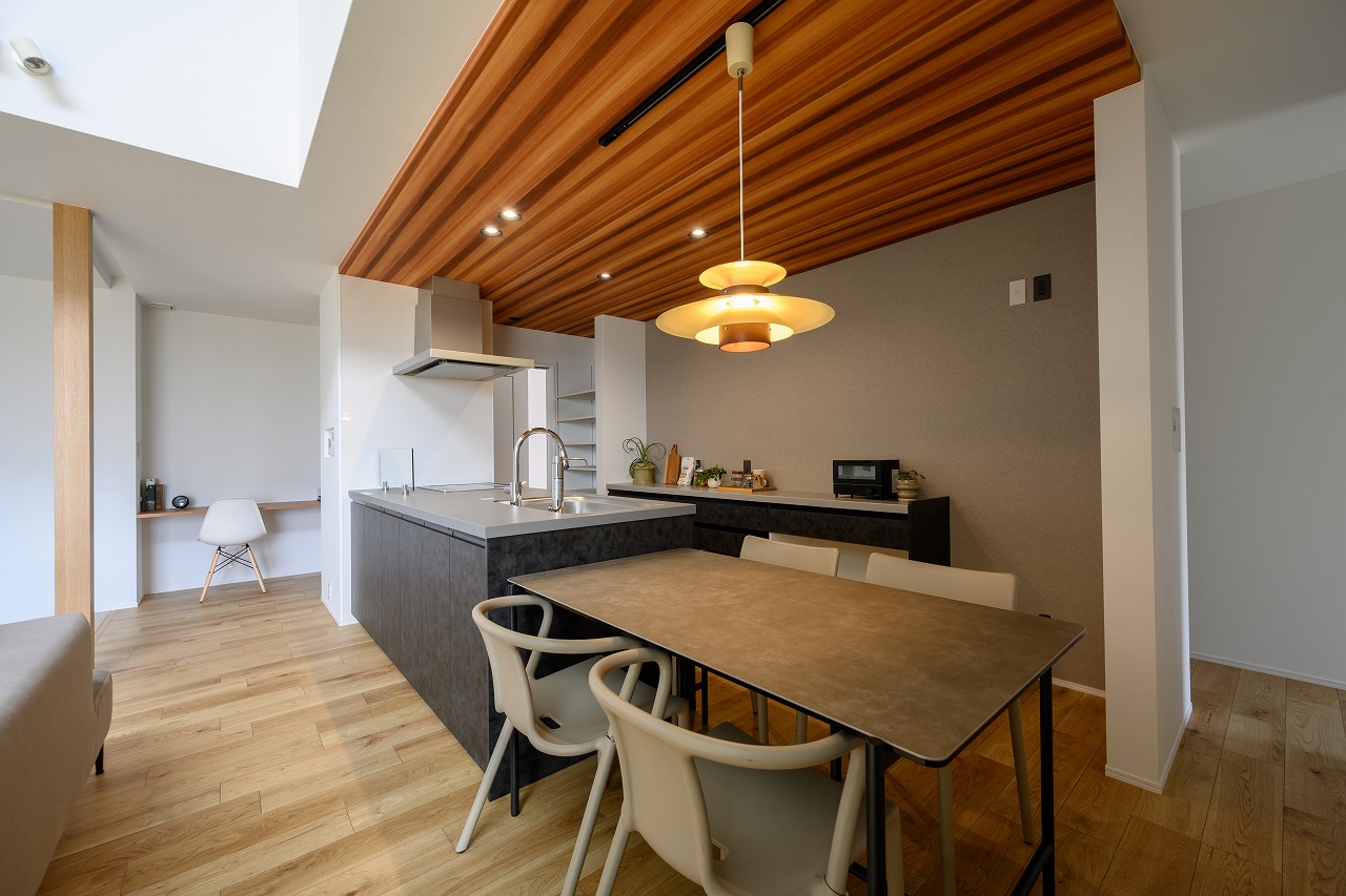 木目の下がり天井と調和する洗練のキッチンデザイン